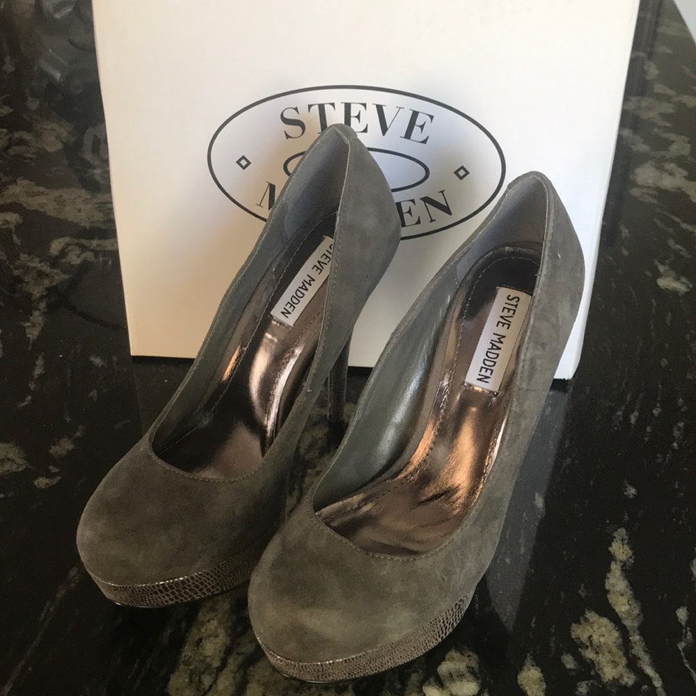Steve Madden Sued grey Pumps